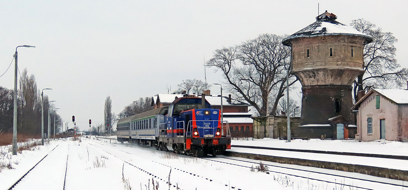 Dworzec kolejowy w Racławicach Śląskich - zimowa sceneria i przejazd pociągu Intercity TLK Kormoran relacji Olsztyn-Warszawa-Katowice-Polanica Zdrój
