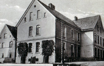 Wybudowany w 1887 roku budynek szkoły istnieje do dziś, a znajduje się przy kościele parafialnym.