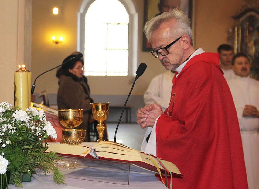 Proboszcz ks. Turczyn w czasie sprawowania Eucharystii.