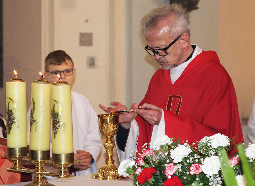 Proboszcz ks. Turczyn w czasie sprawowania Eucharystii.